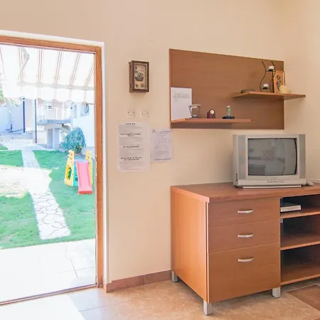 Appartement For Families With Children Banjole, - 2258 Pula